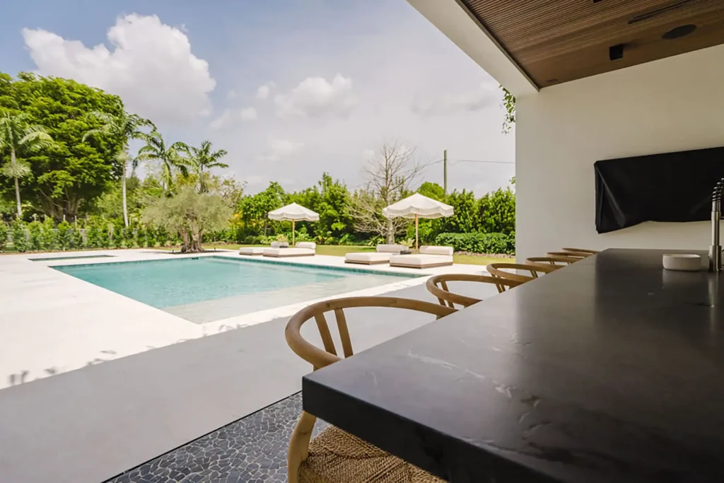 Project pinecrest ivorylighttravertine infinityleather 1